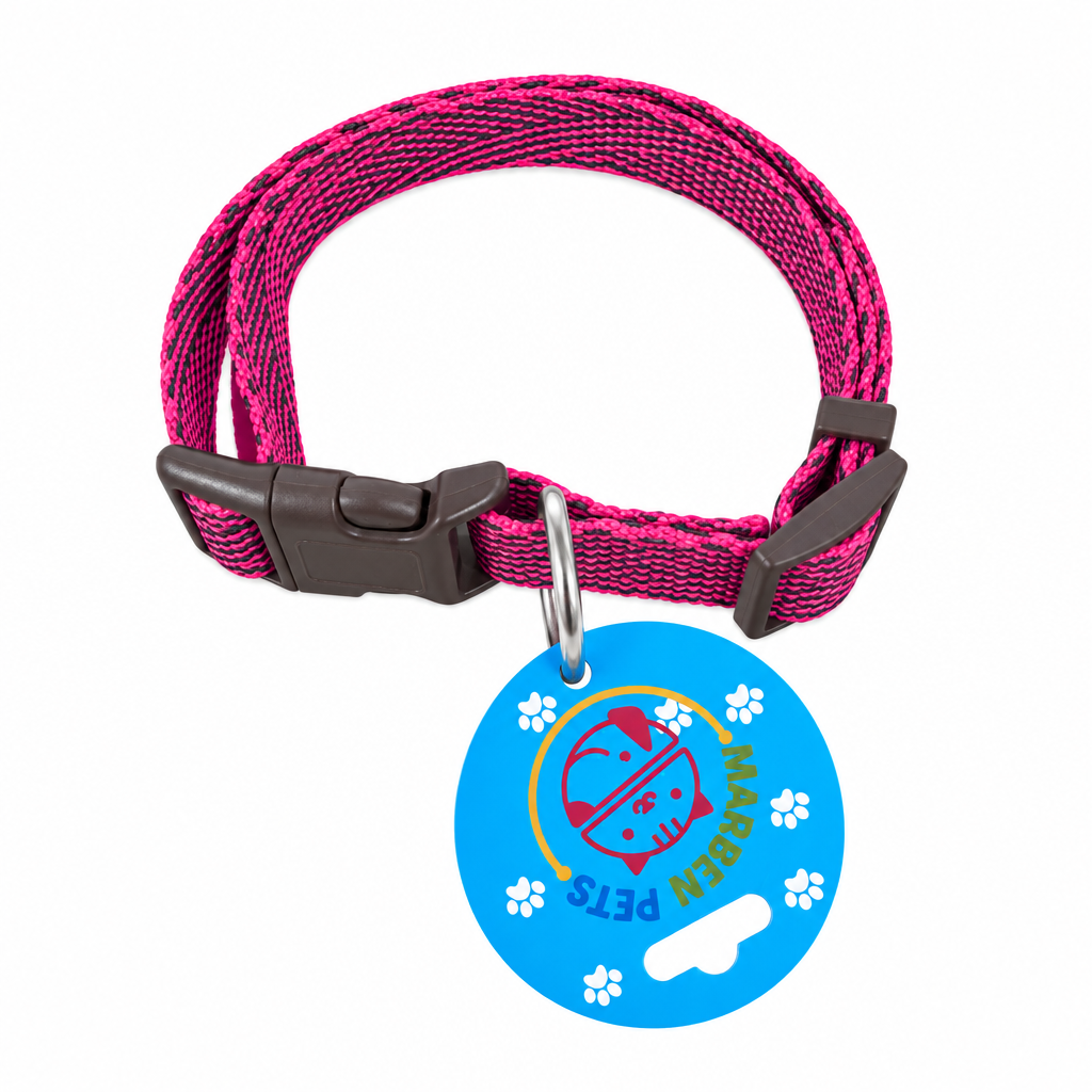 Collar fucsia con etiqueta sobre fondo blanco