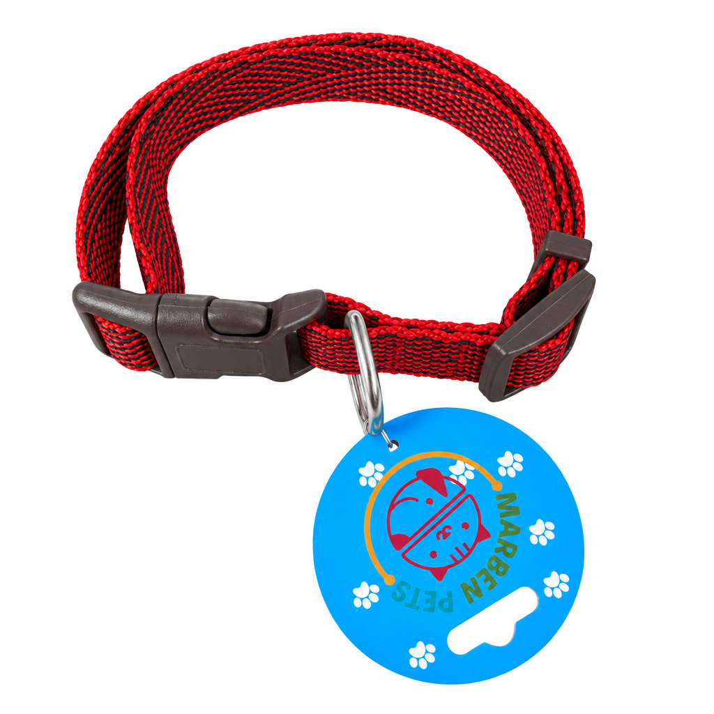 Collar rojo con etiqueta sobre fondo blanco